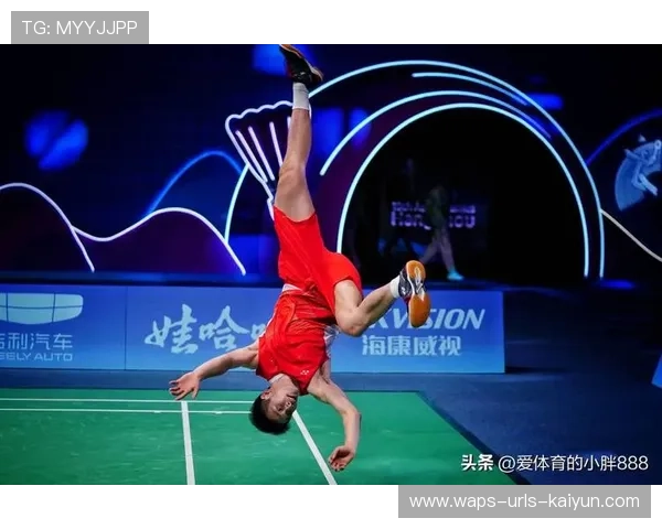 羽毛球激战中意外一刻：运动员踩到汗水滑倒的真实故事