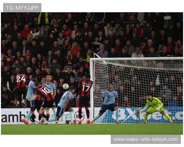 阿森纳围攻禁区连续起脚，萨卡抽射偏出