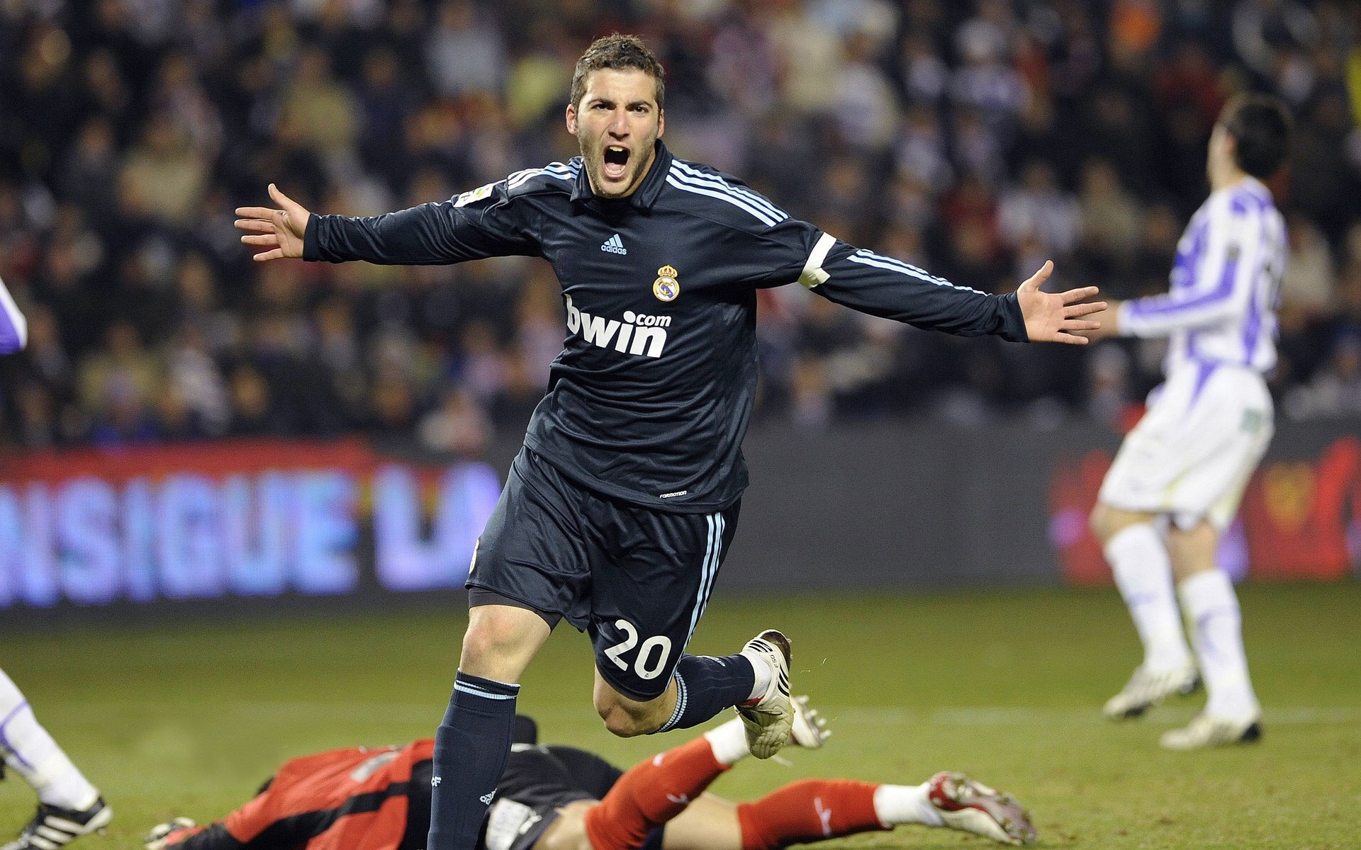 中国男足逆袭再添新战绩，张玉宁绝杀如同“冷箭”射穿对手防线